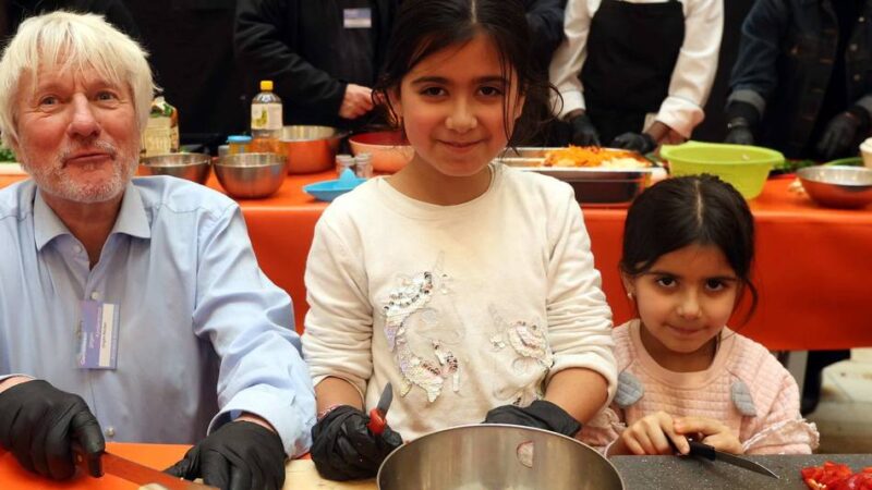 Aktionstag in der Rathausgalerie: Gemeinsam kochen gegen Kinderarmut