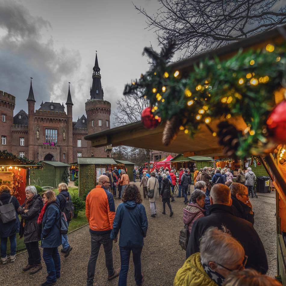 Kunsthandwerk und Schlossromantik: So schön ist der Weihnachtsmarkt in Moyland