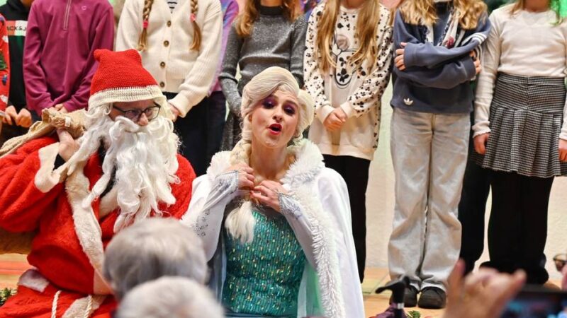 Adventsmarkt in Radevormwald: Schneekönigin trifft auf Nikolaus an der Wupper
