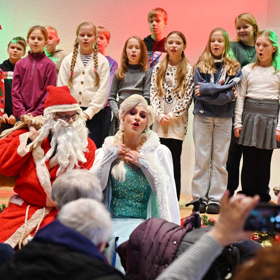 Adventsmarkt in Radevormwald: Schneekönigin trifft auf Nikolaus an der Wupper