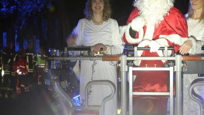 „Blaulichtfamilie“ am Klinikum Leverkusen: Wenn der Weihnachtsmann per Drehleiter vorbeikommt