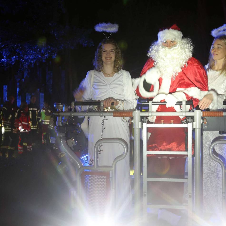 „Blaulichtfamilie“ am Klinikum Leverkusen: Wenn der Weihnachtsmann per Drehleiter vorbeikommt