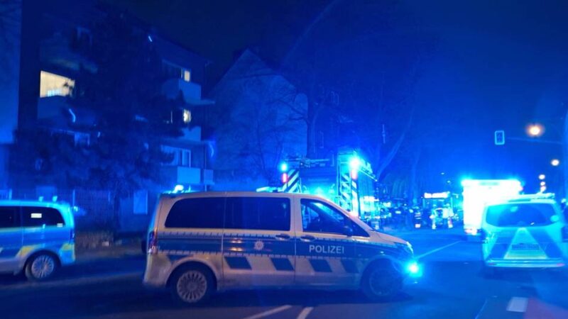 Einsatz in Krefeld: Vier Verletzte nach schwerem Unfall zwischen Bus und Pkw