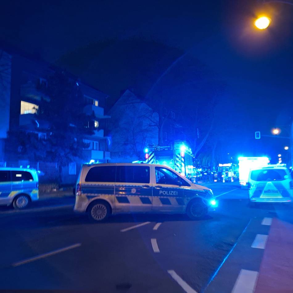 Einsatz in Krefeld: Vier Verletzte nach schwerem Unfall zwischen Bus und Pkw