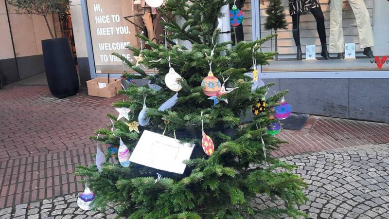 Dreister Diebstahl?: Weihnachtsbäume in Klever Innenstadt aufgestellt – einer ist schon verschwunden