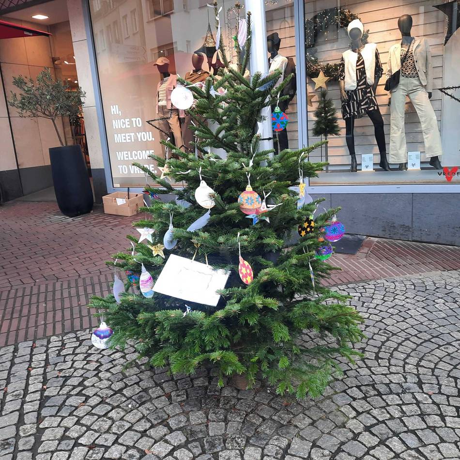 Dreister Diebstahl?: Weihnachtsbäume in Klever Innenstadt aufgestellt – einer ist schon verschwunden