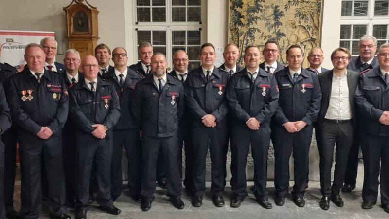 „Sie sind Helden“: Stadt Erkelenz ehrt verdiente Feuerwehrkräfte