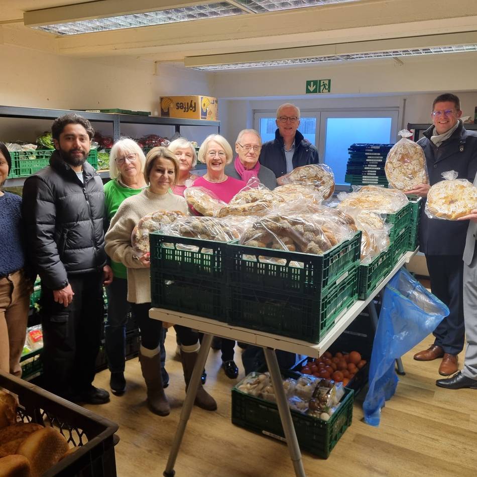 Vor Umzug an neuen Standort: Erkelenzer spenden Hunderte Weihnachtspakete an die Tafel