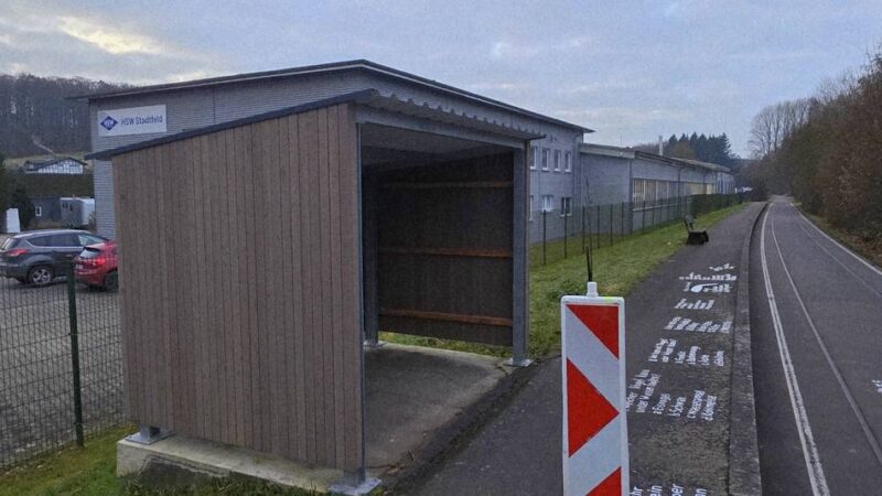 In Hückeswagen-Kleineichen: Ein-Euro-Verein baut Wetterunterstand am Radweg