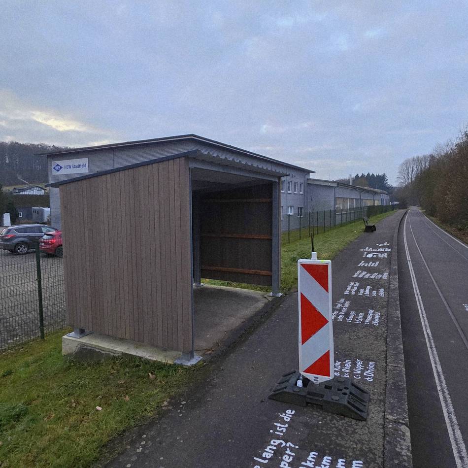 In Hückeswagen-Kleineichen: Ein-Euro-Verein baut Wetterunterstand am Radweg