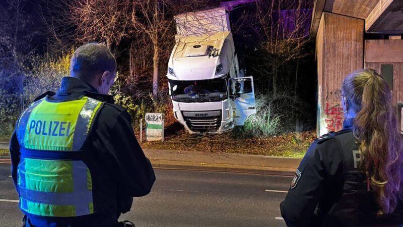 Unfall in Mönchengladbach: Lkw durchbricht Leitplanke – Sperrung auf A61 und im Nordpark