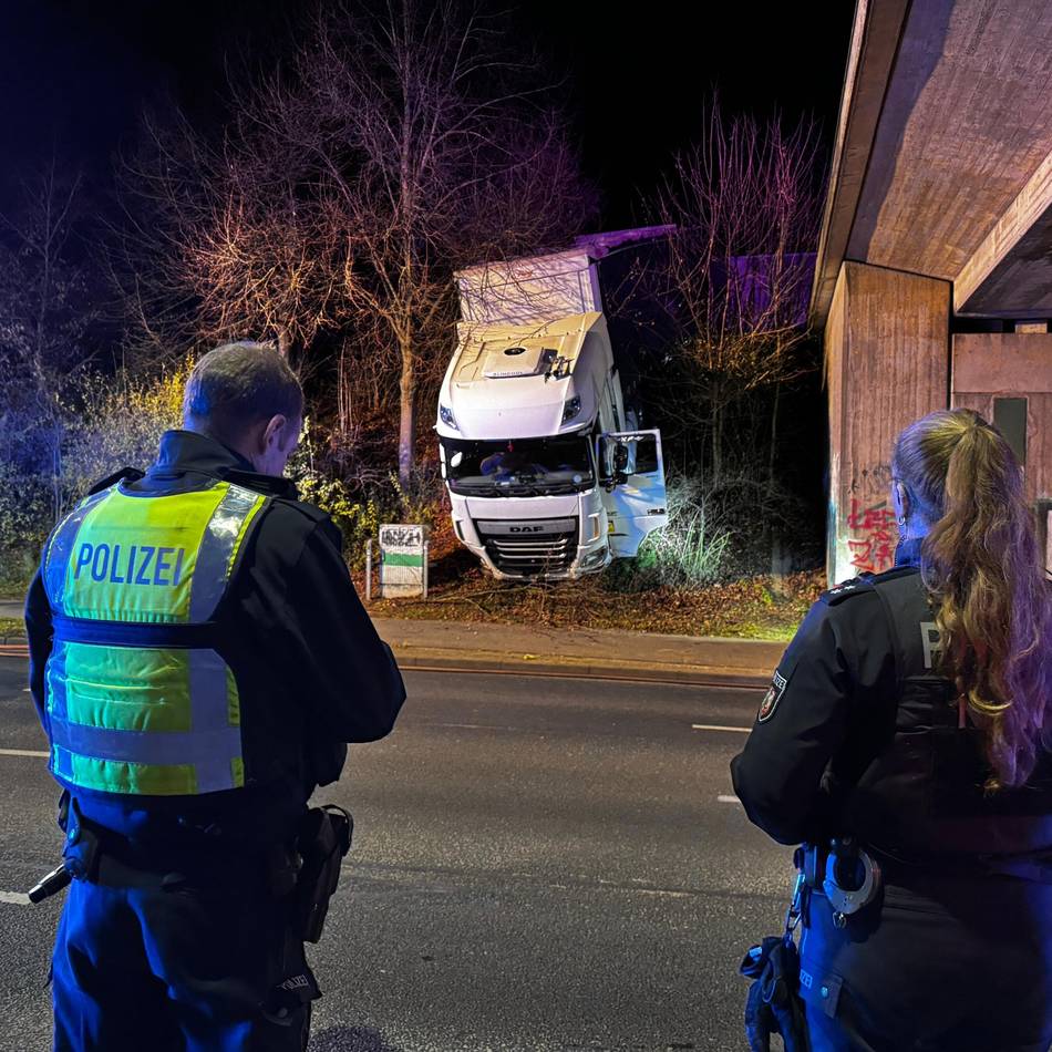 Unfall in Mönchengladbach: Lkw durchbricht Leitplanke – Sperrung auf A61 und im Nordpark