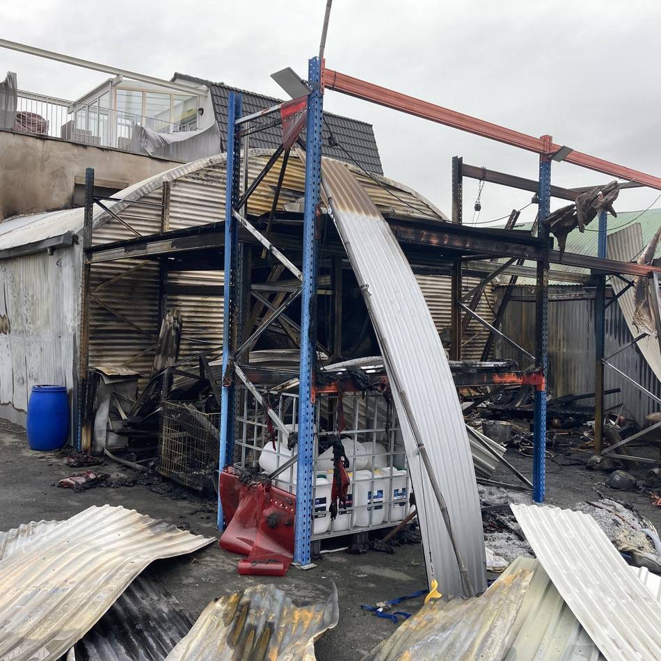 Großeinsatz in Wesel: Brand in Hallenkomplex – 44-Jähriger unter Tatverdacht