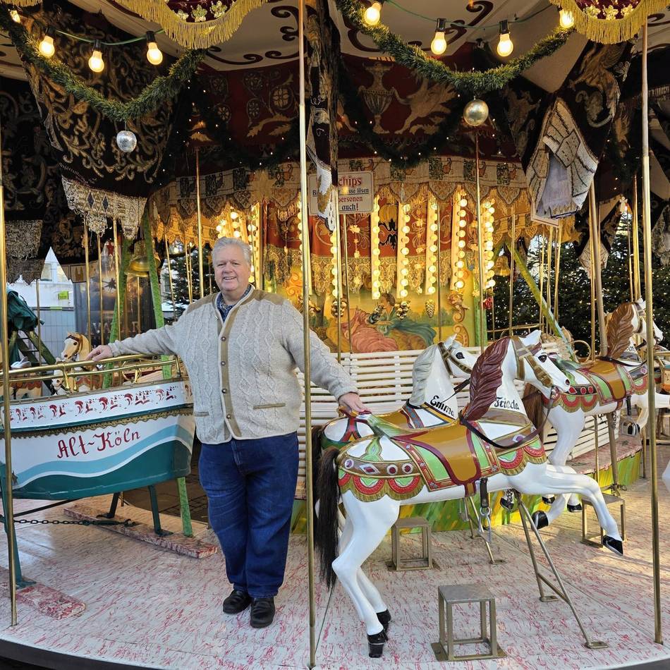 Historisches Kinderkarussell: Rommerskirchener bringt das „Kotzmühlchen“ seit 46 Jahren auf den Kölner Neumarkt