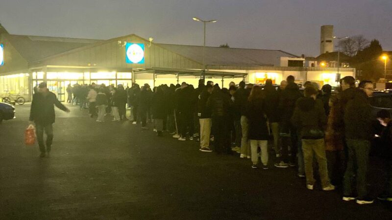 Böllertourismus aus dem Nachbarland: Niederländer sorgen für lange Schlagen vor Weseler Supermärkten