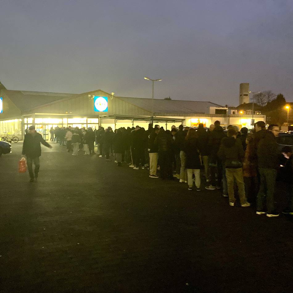 Böllertourismus aus dem Nachbarland: Niederländer sorgen für lange Schlagen vor Weseler Supermärkten