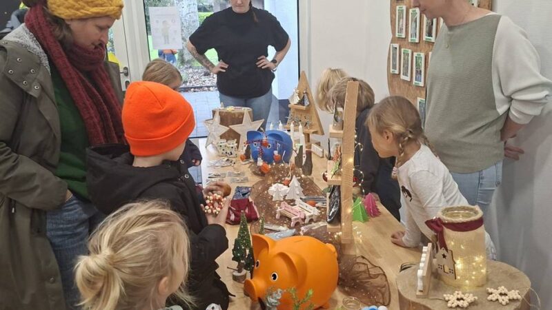 Hilfe für bedürftige Kinder: Sonsbecker Kita unterstützt mit Basar die Wunschbaumaktion