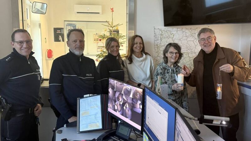Polizeiwache in Wipperfürth: Friedenslicht aus Bethlehem brennt bei der Polizei