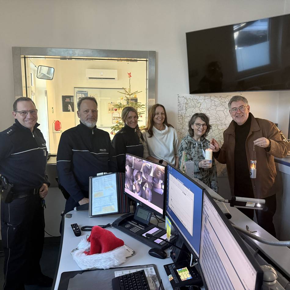Polizeiwache in Wipperfürth: Friedenslicht aus Bethlehem brennt bei der Polizei