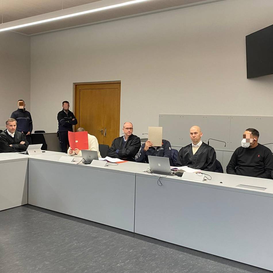 Prozess in Mönchengladbach: Falsche Wasserwerker stehlen Senioren Schmuck, Geld und EC-Karten