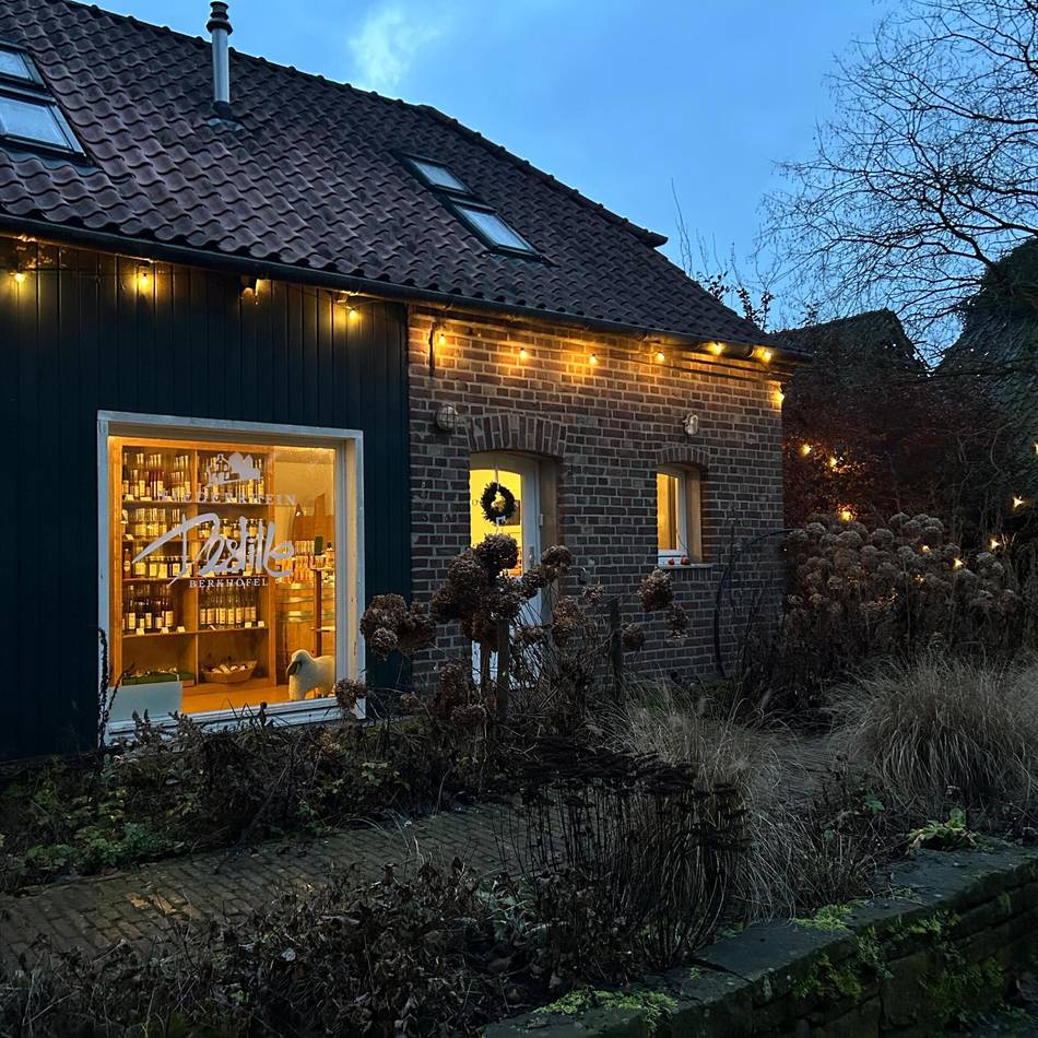 Veranstaltungen in Bedburg-Hau: Cocktails und Hofleuchten bei Berkhöfel und Niederrhein Destille