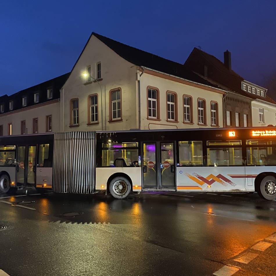 Chaos im Berufsverkehr: Linienbus bleibt auf wichtiger Kreuzung in Geldern liegen