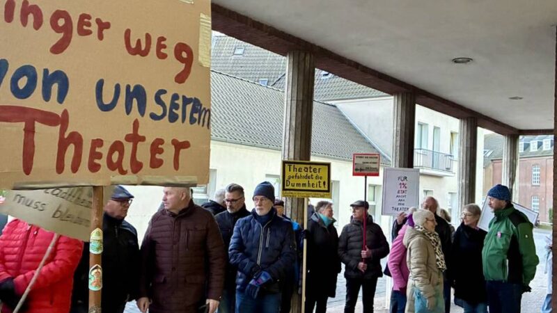 Mehrheit bleibt dabei: Emmericher Theater wird saniert: AfD erzwingt Sondersitzung – 26 Minuten für 4000 Euro