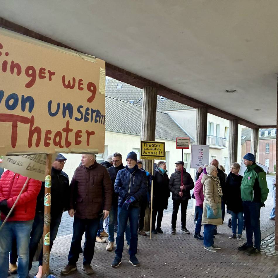 Mehrheit bleibt dabei: Emmericher Theater wird saniert: AfD erzwingt Sondersitzung – 26 Minuten für 4000 Euro