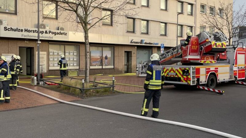 Feuerwehr Dinslaken im Einsatz: Brennende Mülltonne sorgt für starken Rauch