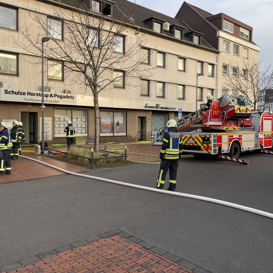 Feuerwehr Dinslaken im Einsatz: Brennende Mülltonne sorgt für starken Rauch