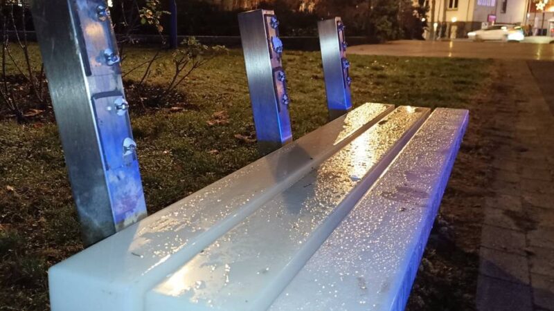 Vandalismus in Grevenbroich: Randalierer wüten erneut an Leucht-Sitzbänken