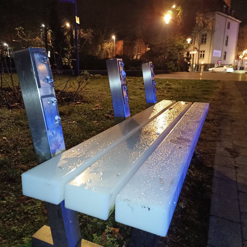 Vandalismus in Grevenbroich: Randalierer wüten erneut an Leucht-Sitzbänken