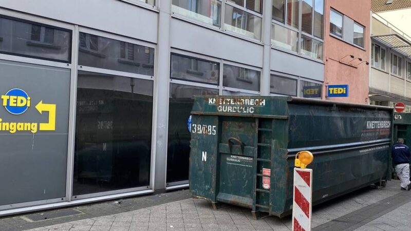 Nach Großbrand in Krefeld: Aufräumarbeiten in ausgebrannter Tedi-Filiale haben begonnen