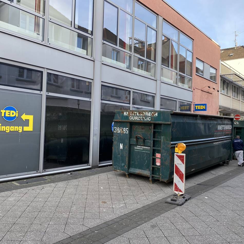 Nach Großbrand in Krefeld: Aufräumarbeiten in ausgebrannter Tedi-Filiale haben begonnen