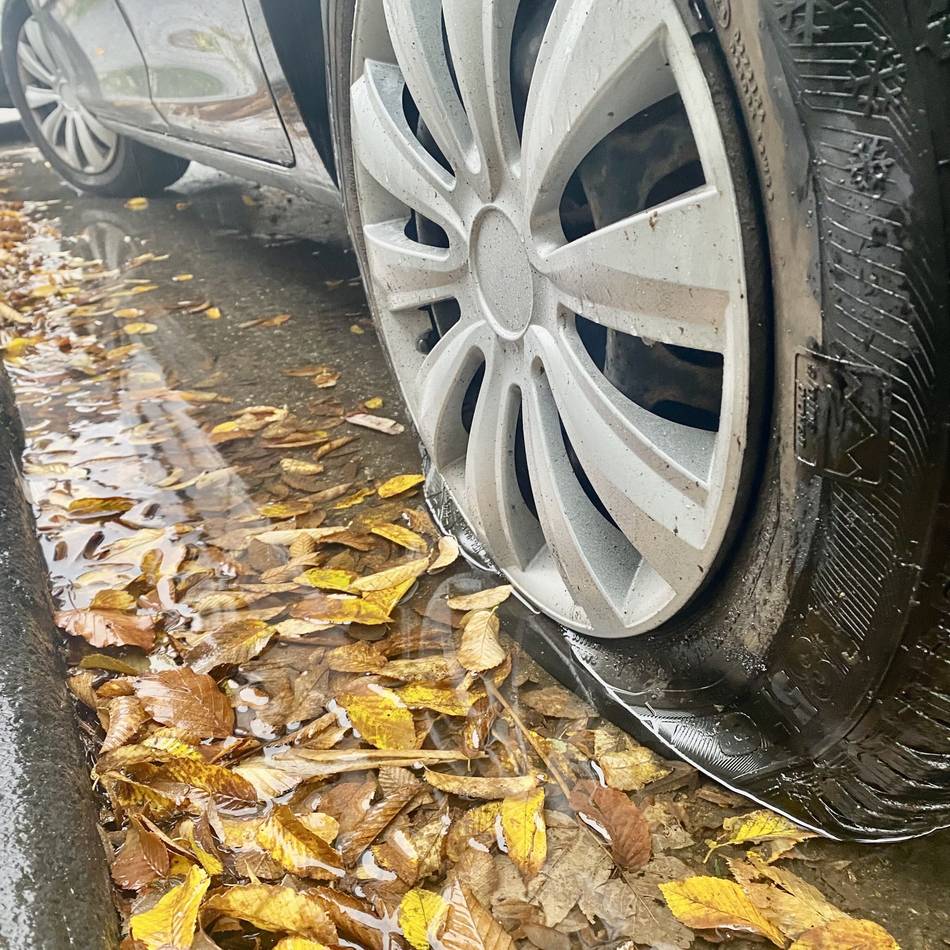 Sachbeschädigung in der Innenstadt: Unbekannte zerstechen Reifen in Wesel – Polizei ermittelt