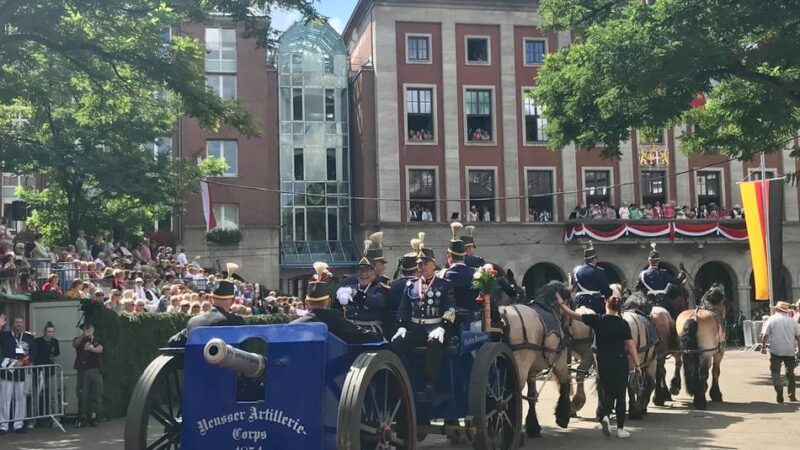 Artilleriekorps Neuss: Doppelehrung für die Zwillingsbrüder Braun