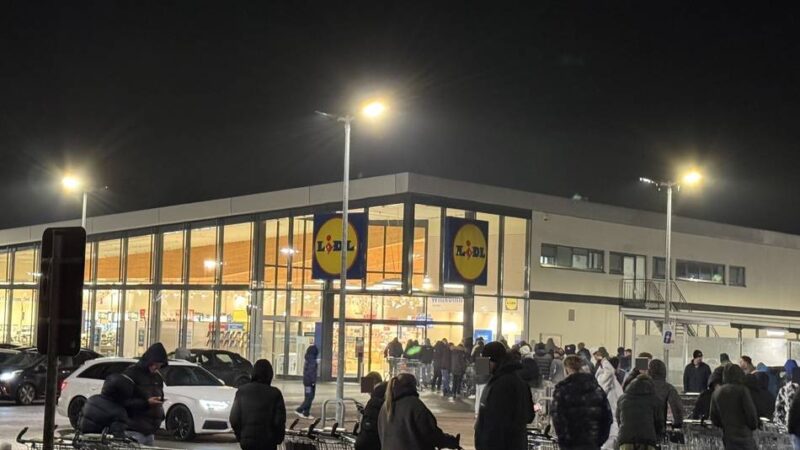 Feuerwerksverkauf in Xanten: Geschäfte öffnen früher – Warteschlange vor Markt reicht quer über den Parkplatz