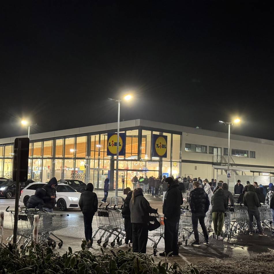 Feuerwerksverkauf in Xanten: Geschäfte öffnen früher – Warteschlange vor Markt reicht quer über den Parkplatz