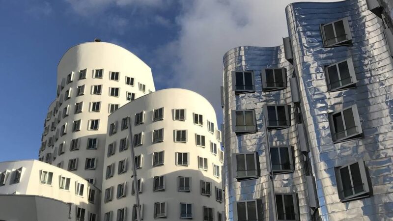 Star-Architekt gestorben: Warum es die Gehry-Bauten in Düsseldorf eigentlich gar nicht geben sollte