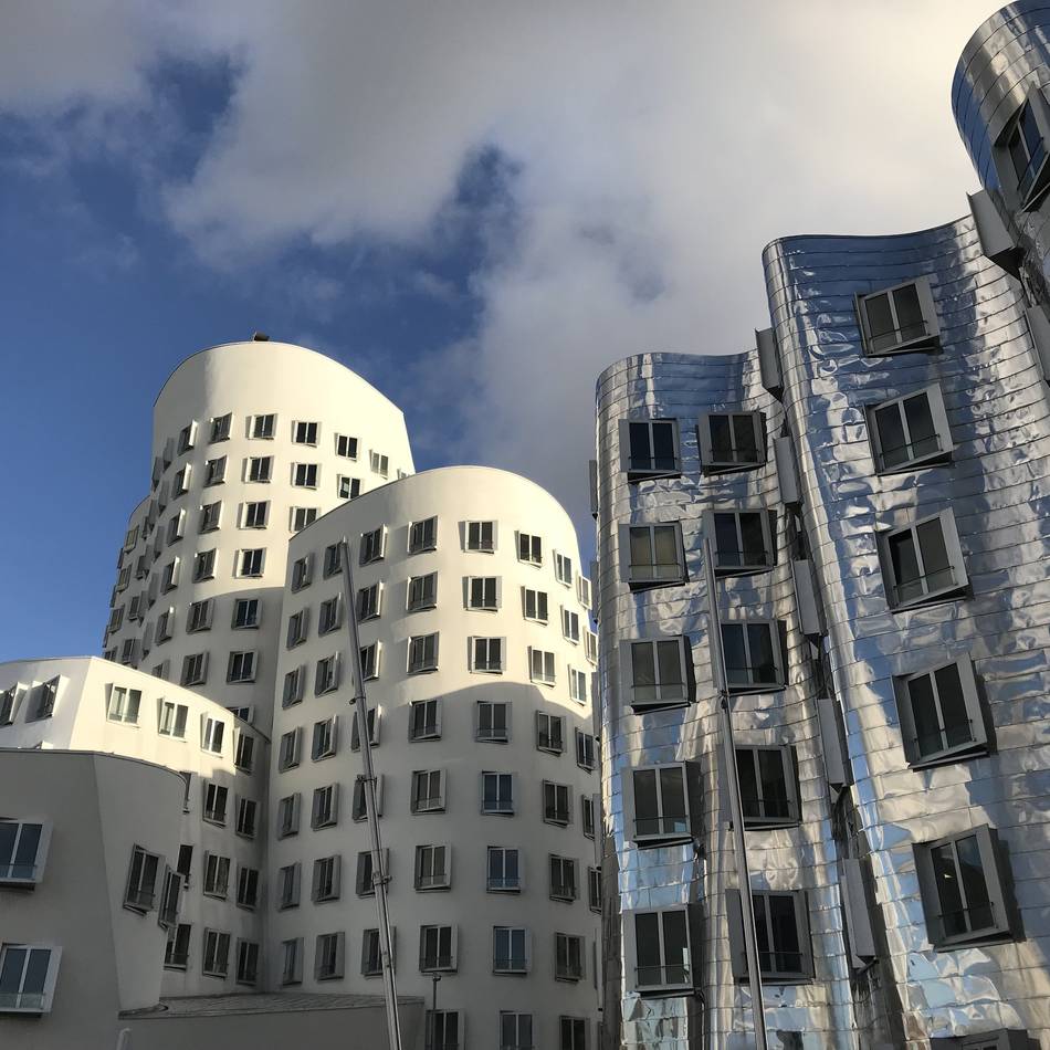 Star-Architekt gestorben: Warum es die Gehry-Bauten in Düsseldorf eigentlich gar nicht geben sollte