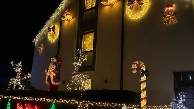 Lichterglanz in Grevenbroich: Das Weihnachtshaus von Kapellen – 30.000 LEDs ziehen viele Besucher an