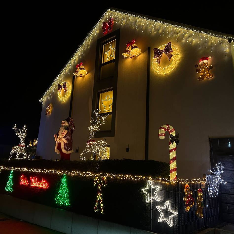 Lichterglanz in Grevenbroich: Das Weihnachtshaus von Kapellen – 30.000 LEDs ziehen viele Besucher an