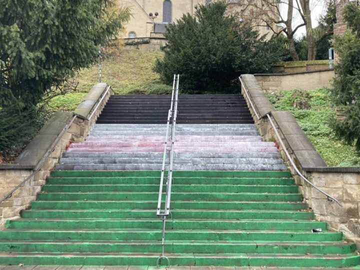 Schmierereien in Mönchengladbach: Vor Pokal-Duell zwei Treppen angemalt