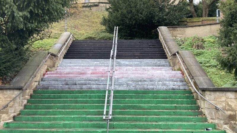 Schmierereien in Mönchengladbach: Vor Pokal-Duell zwei Treppen angemalt