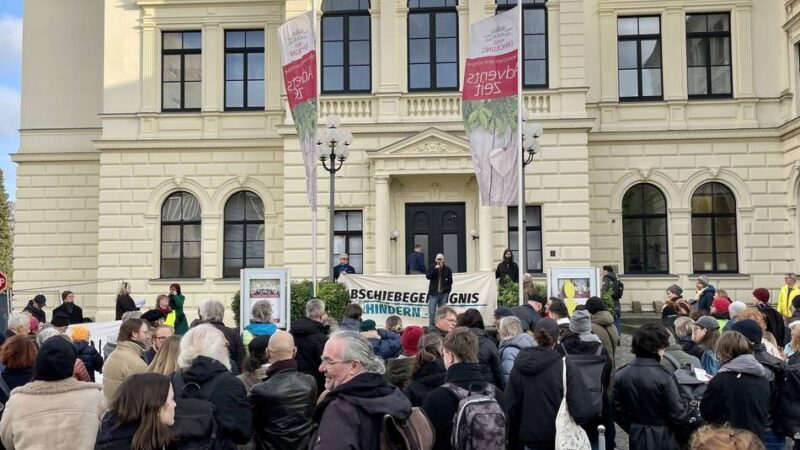 Land will zweite Einrichtung bauen: „Menschenrechte statt Abschiebeknäste“ – Kundgebung kritisiert Pläne für Mönchengladbach