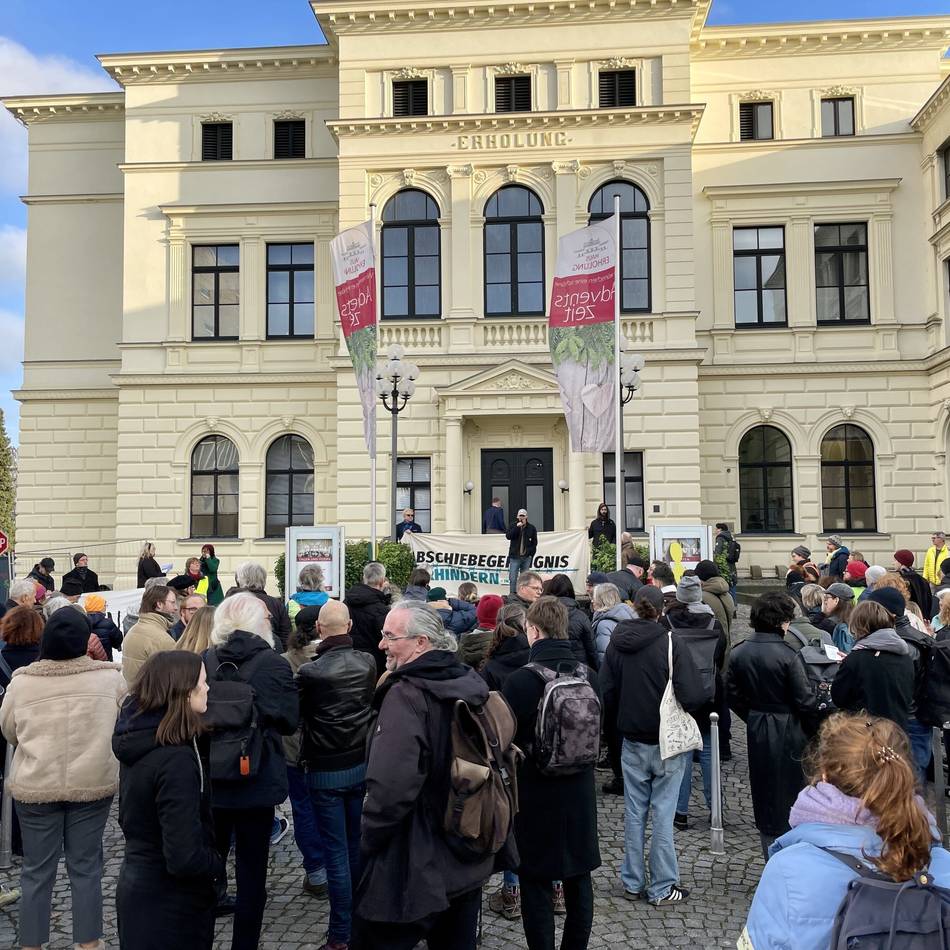 Land will zweite Einrichtung bauen: „Menschenrechte statt Abschiebeknäste“ – Kundgebung kritisiert Pläne für Mönchengladbach