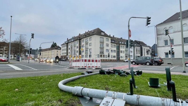 Hauptverkehrsachse in Mönchengladbach: Ampel an der Theodor-Heuss-Straße umgefahren