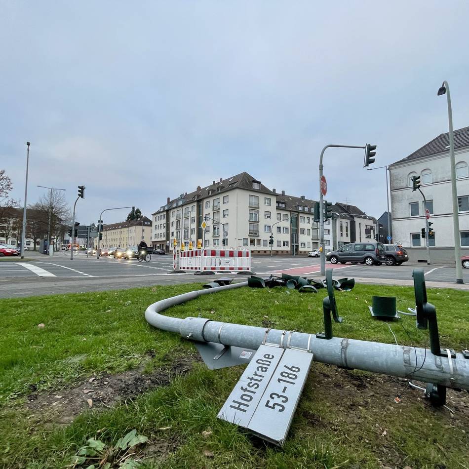 Hauptverkehrsachse in Mönchengladbach: Ampel an der Theodor-Heuss-Straße umgefahren