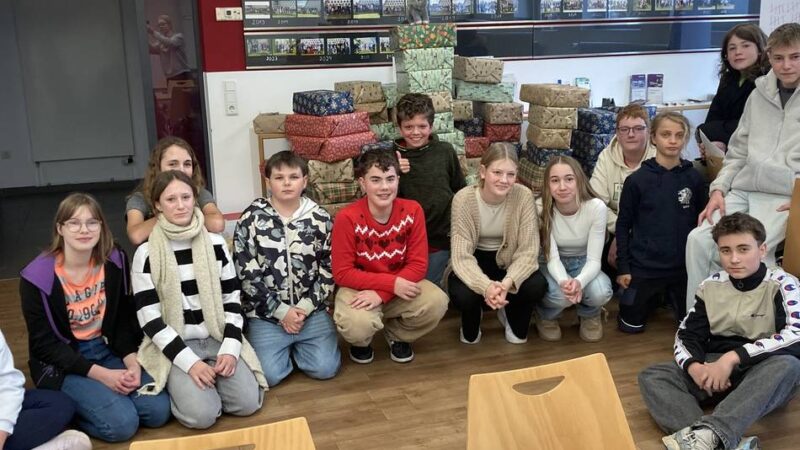 In Kevelaer: Konfirmandinnen und Konfirmanden packen 156 Päckchen für die Tafel