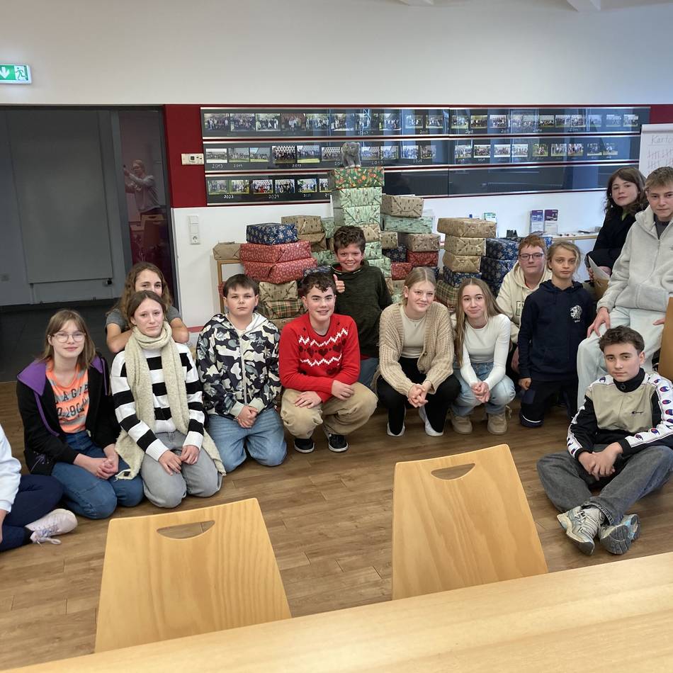 In Kevelaer: Konfirmandinnen und Konfirmanden packen 156 Päckchen für die Tafel